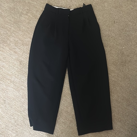 Aritzia Effortless Pant (Regular Length Cropped) - Picture 5 of 5